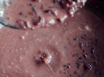 step2: 三小時後打開燜燒鍋放回明火再煮十分鐘,放下圓身椰糖一面攪一面可作試味,此時黑糯米會越來越(糊身),看自己喜愛(稀杰)情度便可熄火、之後加入椰汁便大功告成。

☆煮時切勿加蓋子,因黑糯米滾時好容易滾出
☆椰汁在此分量中個人只放下2/3礶,當然視乎個人喜愛
☆如果喜歡更有咬口可加上10g麥米同煮