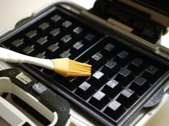 step2: 鬆餅機先預熱，併塗上一層薄奶油。