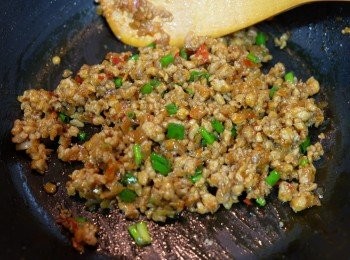 step5: 下豆瓣醬和蠔油炒勻，下蔥花炒勻。