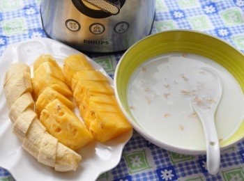 step1: 先將香蕉、鳳梨隨意切片狀、再將燕麥片放入溫水沖泡