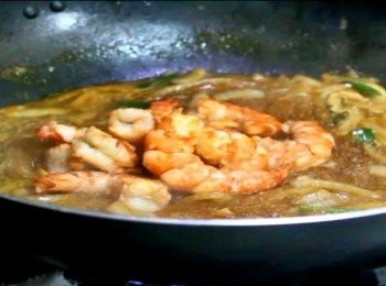 step10: 再放入煎好的蝦肉拌匀