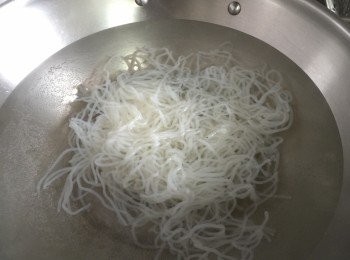 step2: 蒟蒻春雨洗淨川燙一分鐘後，泡冷水或冰水至蒟蒻春雨降溫，瀝乾後備用。