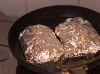 step9: 錫紙包置於平底鑊，加開水至大約錫紙包一半之厚度，開中火至水滾 (暫時不用蓋著)
