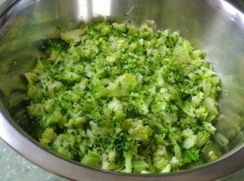 step1: 內餡做法:
1. 西蘭花用水煮2分鐘後浸冰水，瀝乾水份切碎。