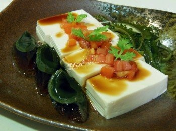 step1: 盒裝涼拌豆腐.皮蛋切片擺盤. <span class="group_2">調味料</span>拌勻淋在豆腐上. 放上切丁牛番茄.裝飾香菜~OK