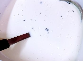 step4: 把浸軟了的魚膠片榨走水份後，放入牛奶中煮至溶化就可熄火。