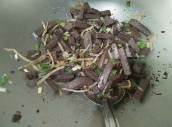 step3: 倒入水量300cc於鍋中(以能夠蓋過豬血汆燙為主)，水滾煮後，放入豬血，且注意不能汆燙過久，以免影響口感)，並撈起豬血放一邊，