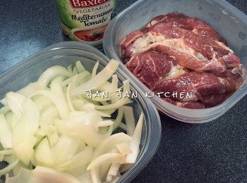 step1: 豬扒用刀背剁鬆變大，然後拍兩下，用醃料醃20分鐘備用。洋蔥切絲或切件。