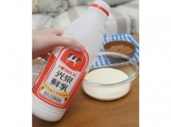 step3: 將光泉鮮乳.鮮奶油以及砂糖一起放在可微波的容器中~加熱約2分鐘!!!這步驟也可以直接用鍋子小火加熱喔~