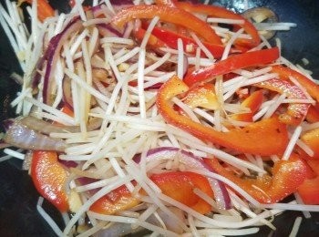 step4: 不用洗鑊下一點油，先加蒜蓉洋蔥炒香，至洋蔥半透明。下紅椒，芽菜，灒點紹興酒。