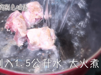 step3: 倒入約1.5公升水，大火煮開。（撈掉浮末）