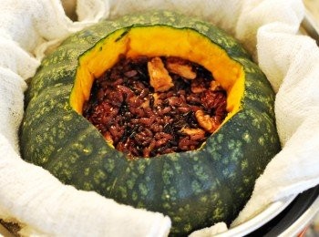 step11: 於電鍋內鍋底鋪上一層豆漿巾，放上南瓜與頂蓋，外鍋1量米杯水蒸煮，開關跳起後再悶十分鐘

※ 外鍋水量可視情況添加續煮，以南瓜肉熟透，可用筷子戳穿為基準