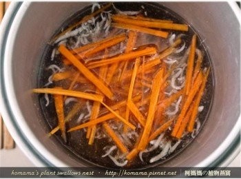 step5: 紅蘿蔔用清水洗淨，削皮後，分切成細絲，直接鋪放在吻仔魚上。