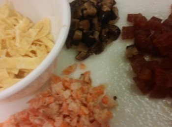 step5: 飯巳蒸45分鐘熄火,將臘腸,冬菇切粒備用,蛋煎薄皮後切絲備用。