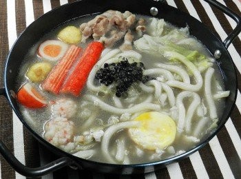 step6: 起鍋後，將珍珠裝飾在烏龍麵上！