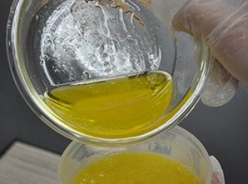 step5: 蛋與細砂糖、融化奶油拌均勻。