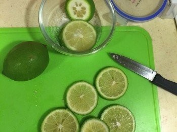 step3: 檸檬切片，放入裝有砂糖或蜂蜜的罐內，
一層層疊起來(每一層中間都還要再加砂糖或蜂蜜喔~)