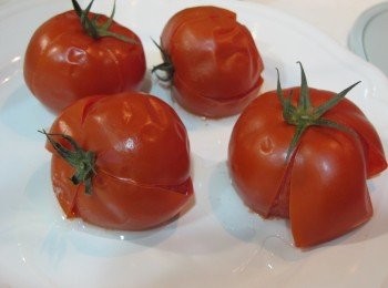 step1: 先將番茄表皮畫十字後川燙去皮。