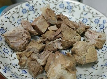 step1: 將豬肉放入保鮮袋中，用麵棍或刀面稍微拍鬆再壓扁（這樣會比較易撕開）。