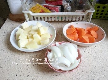 step2: 甘旬 , 薯仔去皮切件 , 洋蔥切片