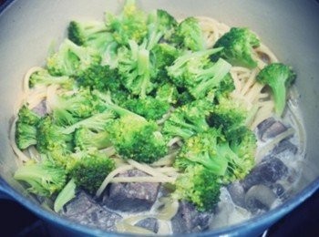 step7: 接著放入麵條和花椰菜~~