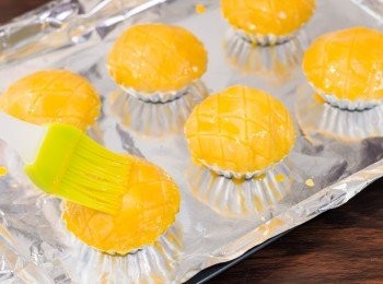 step22: 組合及烤焗做法：輪流掃上蛋黃後，再順序多掃一次蛋黃。