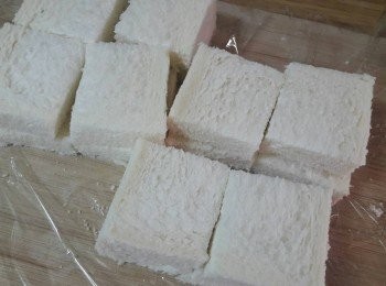 step1: 土司去邊再切4小片