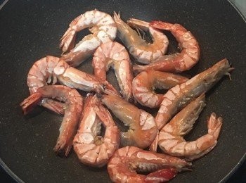 step2: 炒鍋中放少許油,開火將油燒熱後,放入蝦子,煎到兩面出現如照片的白色紋路後,且蝦尾與蝦頭差不多要碰到了,就可以起鍋備用.