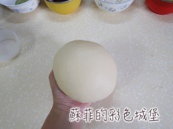 step7: （麵包做法）將麵糰取出，整成圓形，進行第一次發酵，約60分鐘，麵糰發酵至兩倍大。