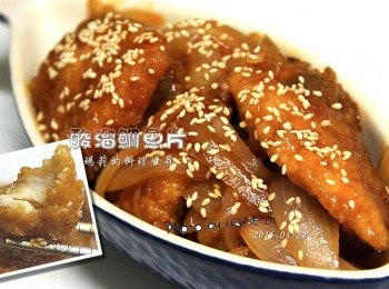 step4: 裝盤後灑上一些白芝麻
除了視覺上的升級外
亦可提高魚片咀嚼起來的香氣

這道《酸溜鯛魚片》
外酥內軟，酸甜好滋味
也可以加上青椒與甜椒
會更增加色彩上的豐富感
也會更健康唷！！