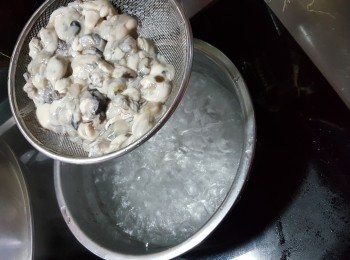 step3: 煮滾一鍋水,將蠔仔出水約10-20秒,取出隔水份(出水時間方面要因應蠔大細隻而定)