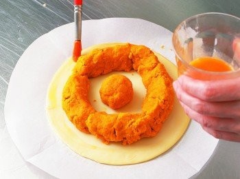 step5: 以刷子在派皮的邊緣塗抹蛋液