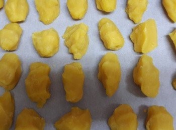 step1: 將綠豆沙與所有油類及麥芽糖拌勻,均勻分成10等份