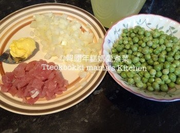 step3: 準備1湯匙牛油和青豆，把800ml滾水和１粒雞精攪溶，把洋蔥和煙肉切粒。
