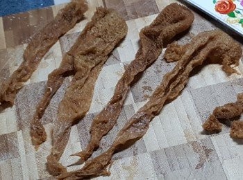 step2: 竹笙浸軟身,切去頭硬身部份及切去尾鬚部份不要