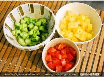 step2: 小黃瓜洗淨後切成丁狀；鳳梨與番茄也切成丁狀備用。