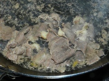 step8: 再用剩的熱水燙牛肉片
