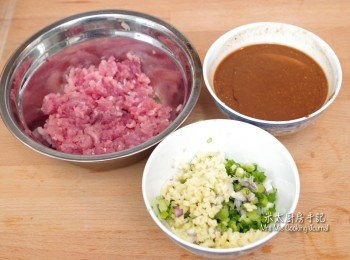 step2: 把麵豉和甜麵醬混合，加水稀釋。豬肉加入酒略醃10分鐘。