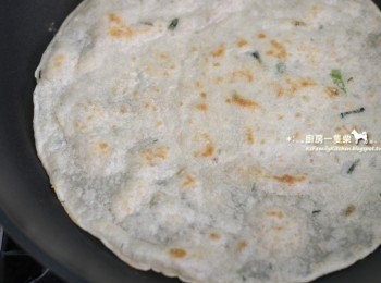 step6: 冷凍蛋餅皮兩片，以平底鍋將兩面煎硬、煎出焦色，移至鋪有烘焙紙的烤盤上。打開烤箱預熱至200度C(約400度F)。