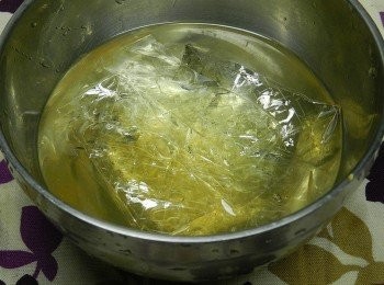 step3: 吉利丁片剪小長條，泡入50c.c.的水中