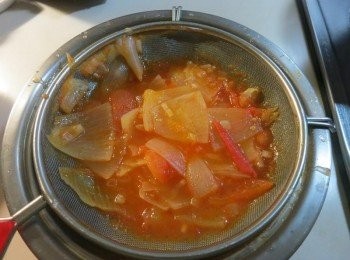 step9: 濾掉蔬菜雜質(蔬菜不要浪費丟棄.可以留著當配菜). 濾掉是讓湯汁單純濃稠.