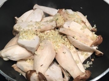 step2: 下油熱鑊，下雞肶菇炒至略帶金黃色，下蒜蓉略炒