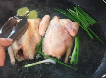step2: 清水加入薑蔥放入乳鴿飛水。