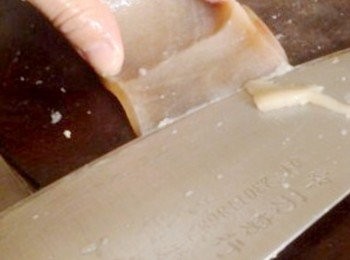 step2: 取出,用刀去除油脂後切絲