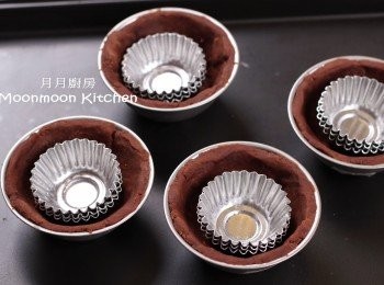 step16: 取出在撻皮上放上幾個細號的撻模。