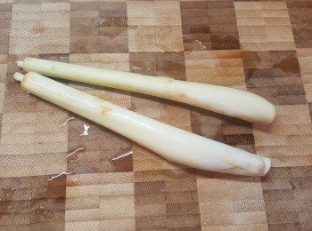 step3: 香芧稍用刀背拍打，備用。