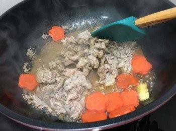 step5: 燒熱油鑊子，加入黑豚肉快炒至轉色，期間分2-3次加入<span class="group_2">醬汁</span>，同時加入紅蘿蔔片快炒, 豚肉也快熟透