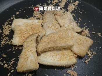 step7: 帕瑪森起士粉呈金黃色時，將杏鮑菇倒回鍋內，拌炒均勻至乾爽，即可起鍋。