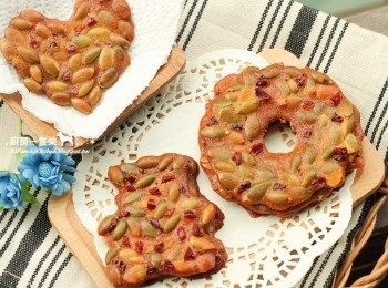 step12: 蔓越梅乾因為有水分的關係，所以千萬別一開始就跟南瓜籽拌進麵糊裡，這樣會導致餅乾不容易烤脆喔～