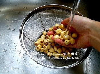 step4: 期間將蓮子用水沖一沖洗及瀝乾
